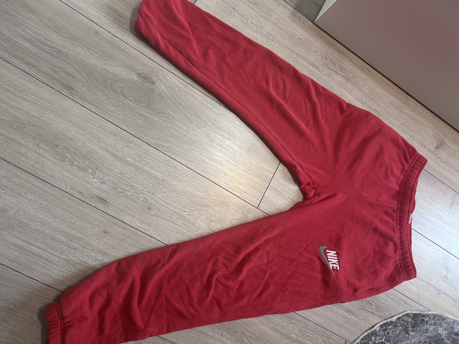 Червено долнище на Nike