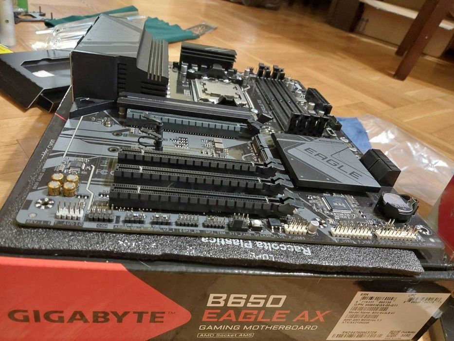 AMD Ryzen 5 7600X + Gigabyte B650 Eagle AX Wi-Fi