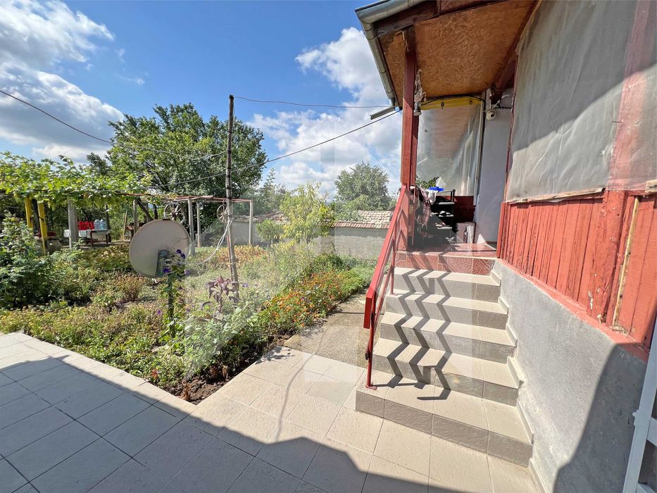 Продава еднофамилна, тухлена къща в с. Струйно (обл. Шумен). ТОП имот!