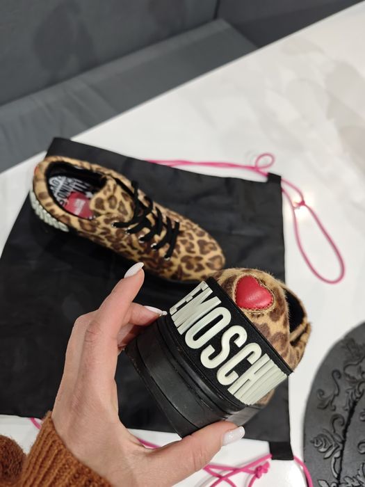 Сникърси Love Moschino
