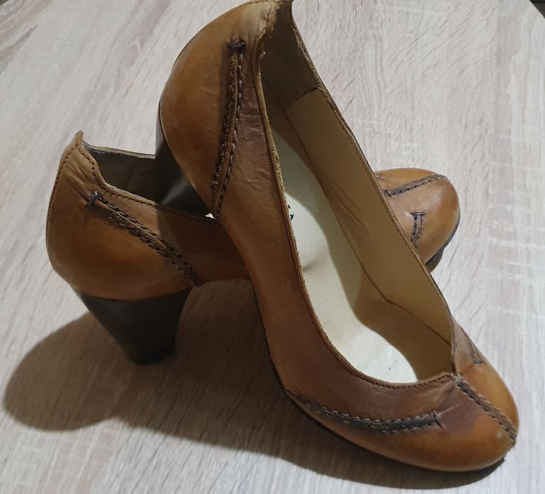 Pantofi de piele cu toc marime 37, interior 24 cm.