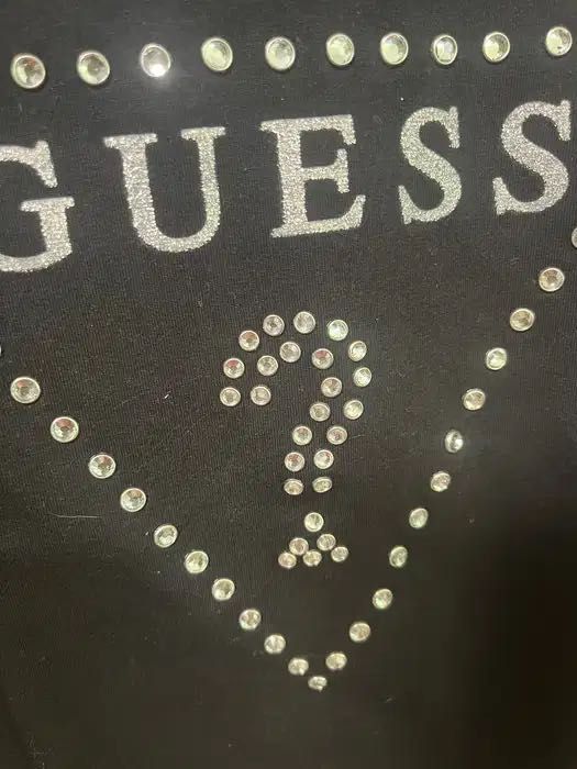 Оригинална тениска на Guess, с камъчета на логото