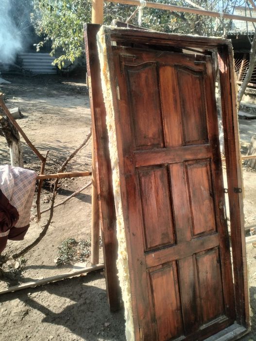 Екі шт есік бар ағаш