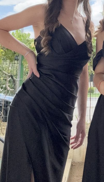 Черна сатенена рокля