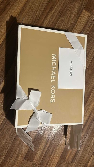 Продам коробку Michael Kors