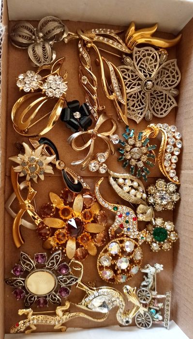 Винтидж брошки, Brooches
