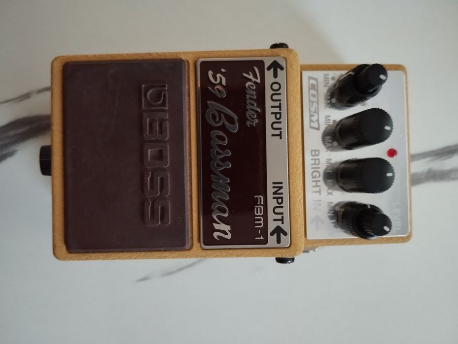 Педали эффектов в открытой коробке