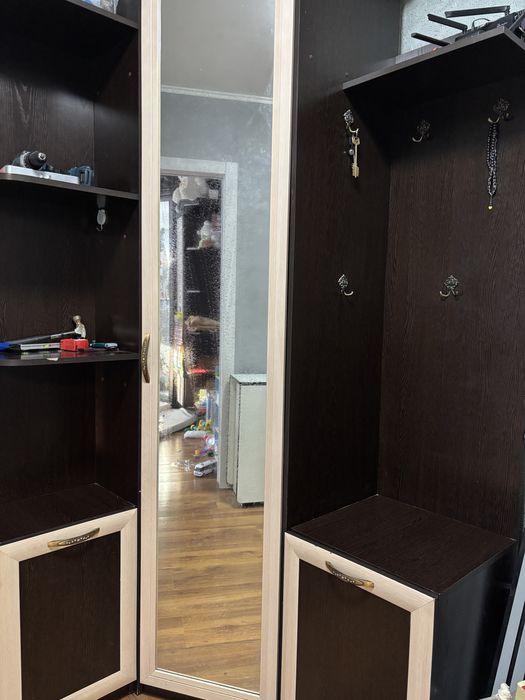 Продам угловой шкаф с зеркалом