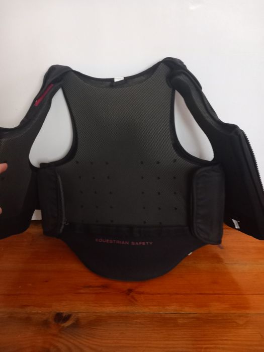 Протектор нагръдник за езда
