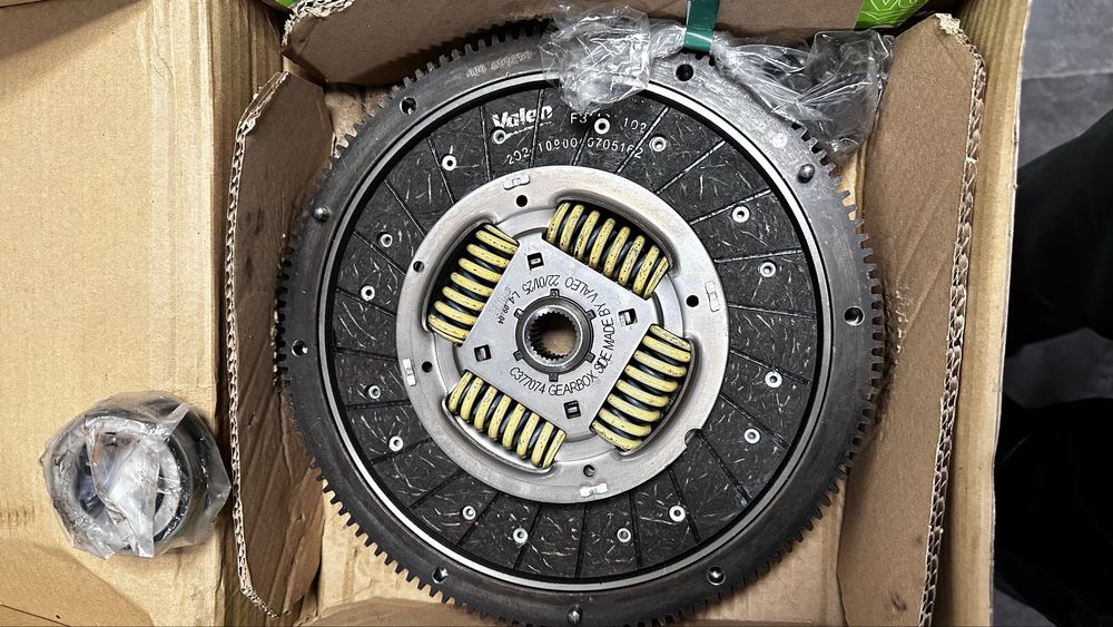 Продавам чисто нов комплект съединител с твърд маховик за VW Golf4