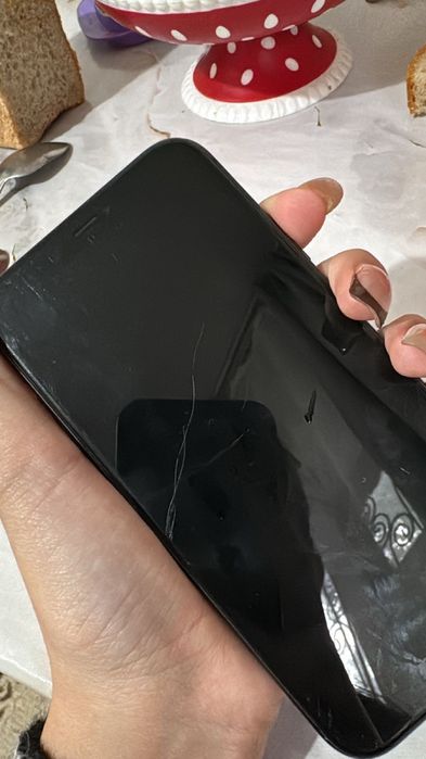 айфон 11 продаю срочно