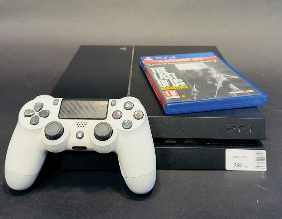 Конзола SONY PS4 с 1бр. джойстик и 1бр. игра