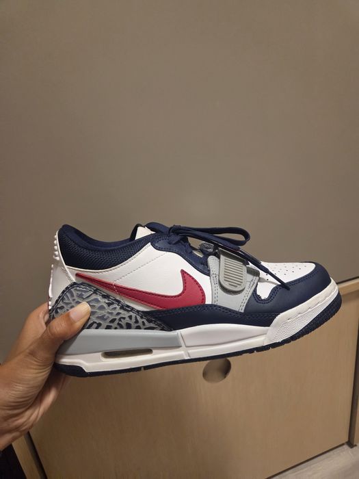 Момчешки обувки Nike Jordan син, бял, червен цвят