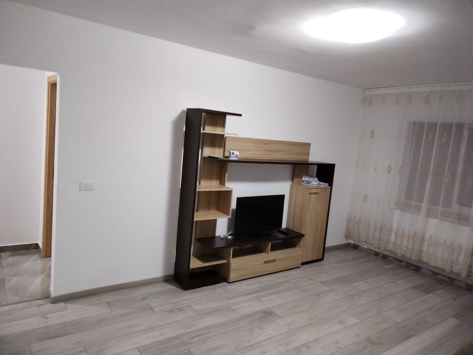 inchiriez apartament 3 camere decomandat