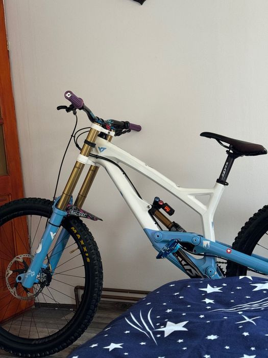 Bicicleta downhill Yt Tues