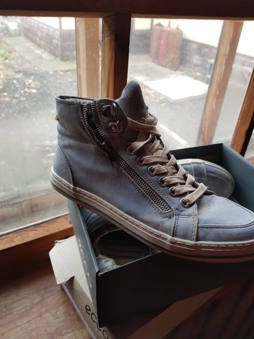 Продам или меняю  обувь 42р