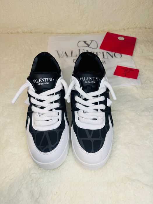 Valentino Garavani One Stud Premium unisex