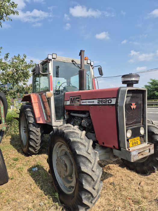 Tractoare   Massey ferguson + plug/ john deere