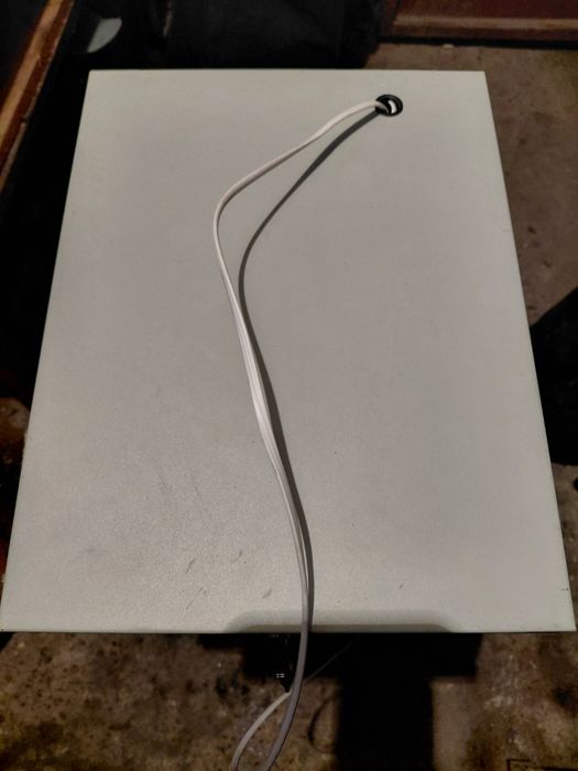 Метална каса за пари и стотинки с ключ.