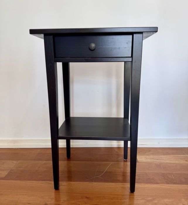 Măsuță înaltă / Noptieră lemn masiv IKEA HEMNES – stare excelentă