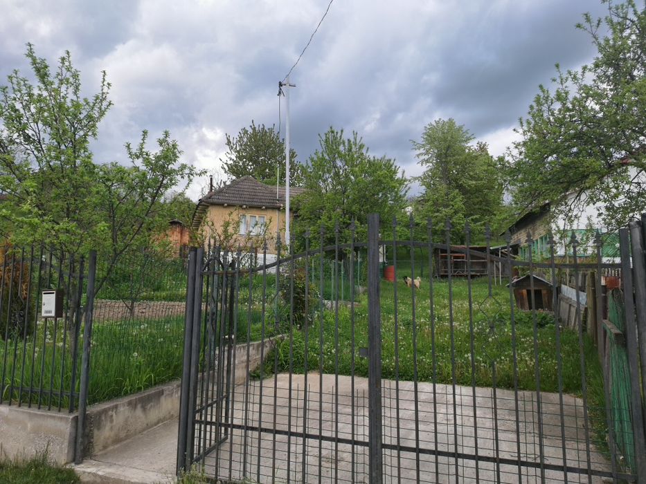 Vând casa cu teren, zona liniștită