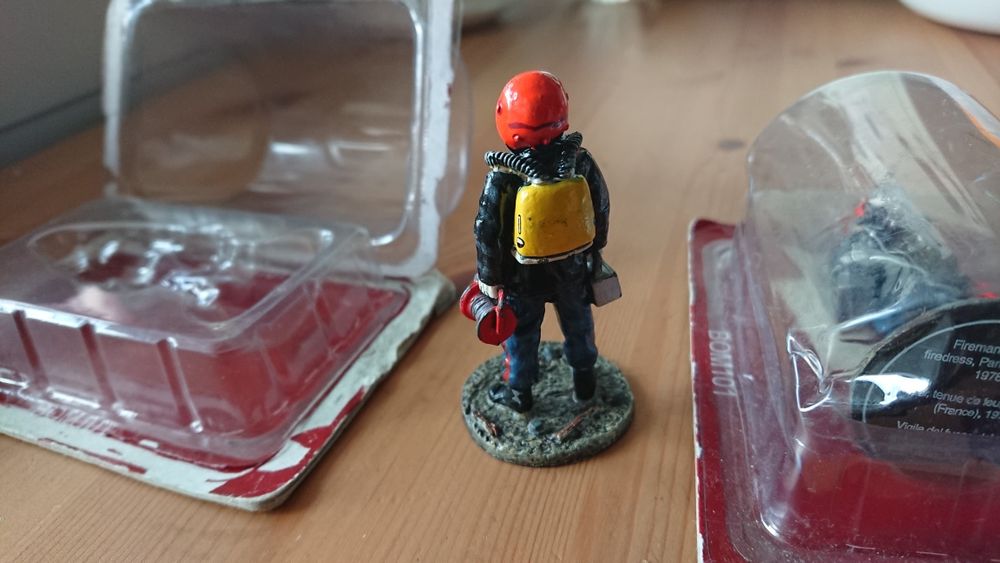 2 броя Метална фигурка пожарникар и офицер