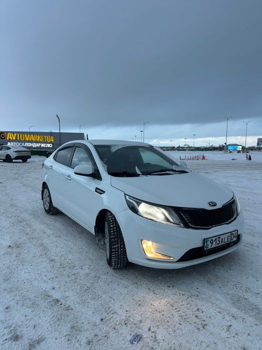 Машина Kia rio 2014