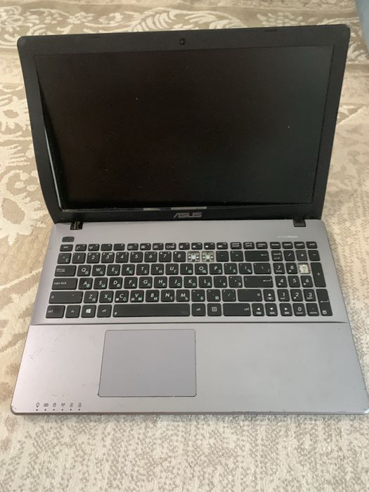 Ноутбук ASUS в рабочем состоянии