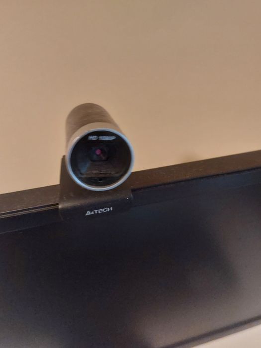 Работна станция - Монитор, WEB камера и клавиатура