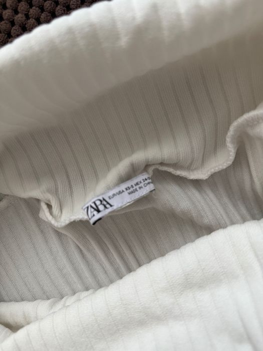 Top Zara cu umerii goi