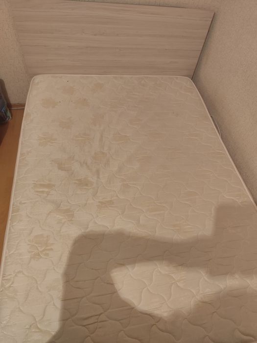 Продавам спалня с матрак и механизъм за повдигане.