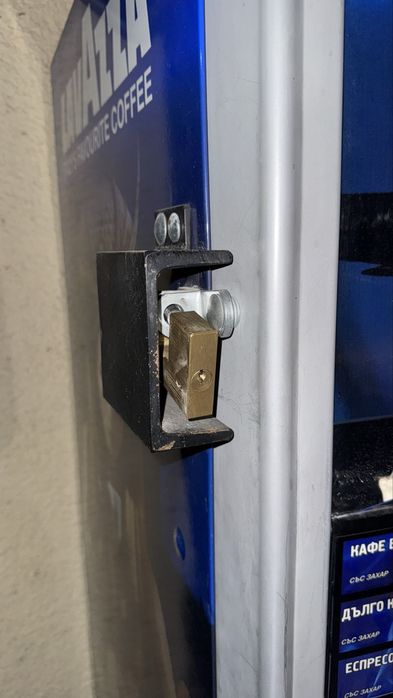 Защитна планка за катинар на кафемашина. (Вендинг автомат)