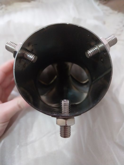 Универсален автомобилен ауспух с двойна тръба във формата на сърце.