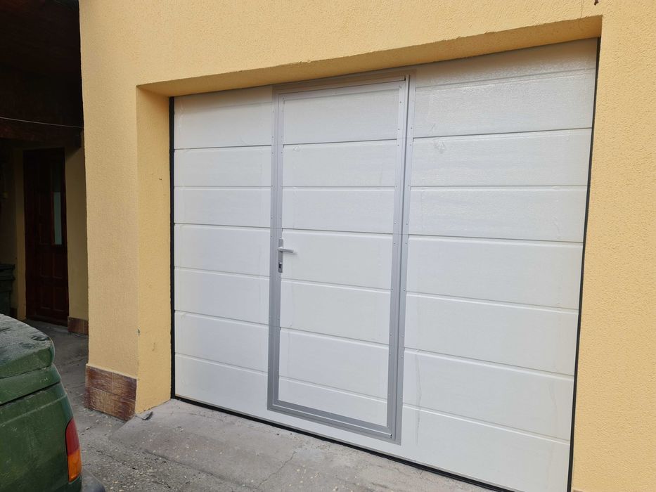 usa de garaj automata cu telecomanda cu montaj inclus in horezu