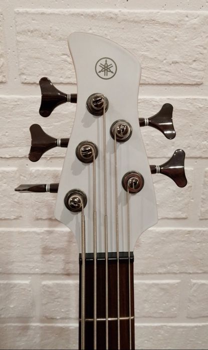 Бас гитара Yamaha trbx505