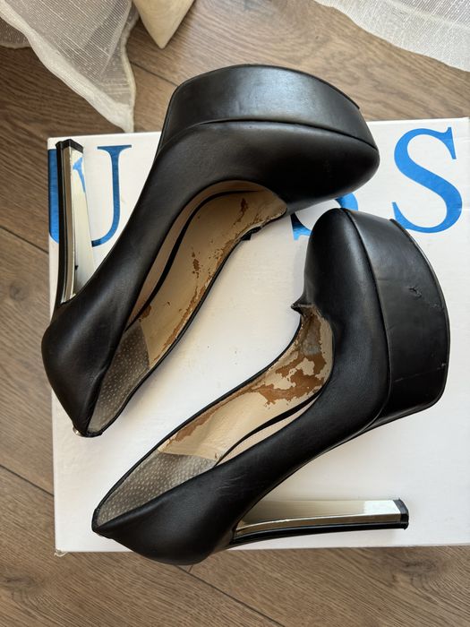 Обувки и сандали Guess