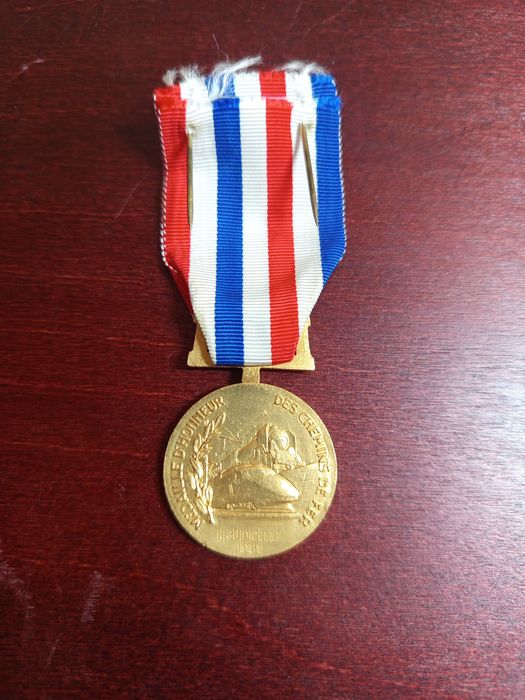 Стар позлатен медал