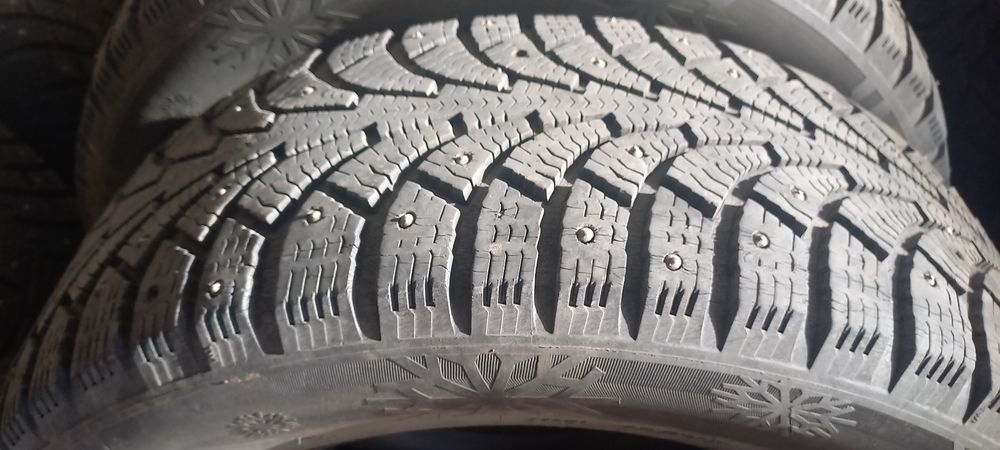 Шины зимние комплект 215/60 R16