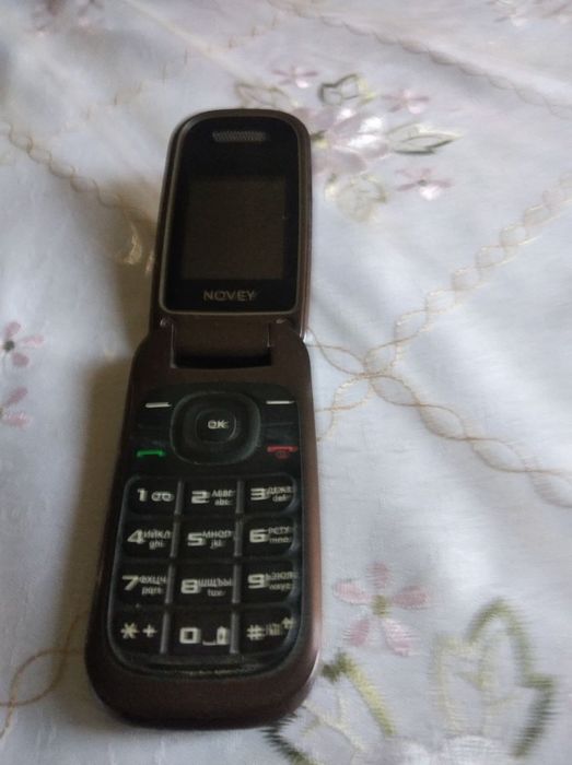 Продаю телефон Новей работает но на экране свет не горит