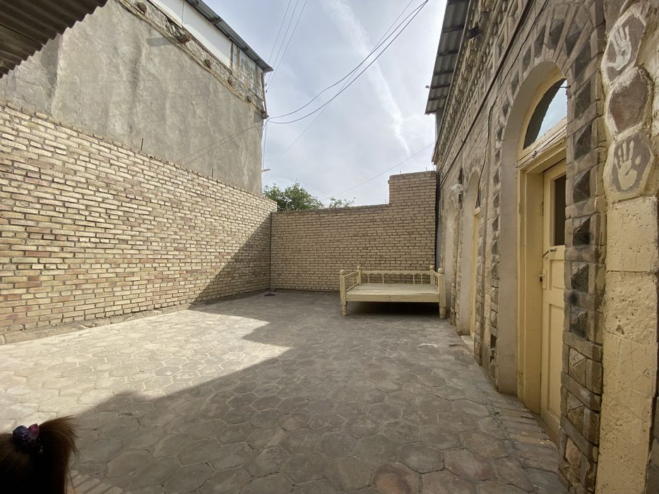 Ховли сотилади  аркни орка томони