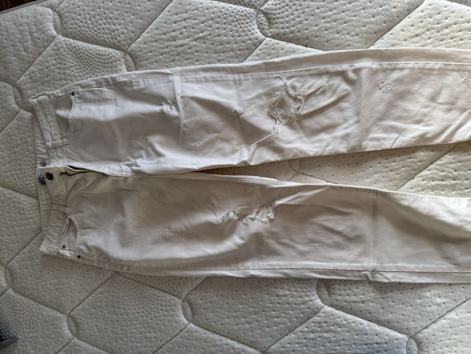 Бели дънки Bershka