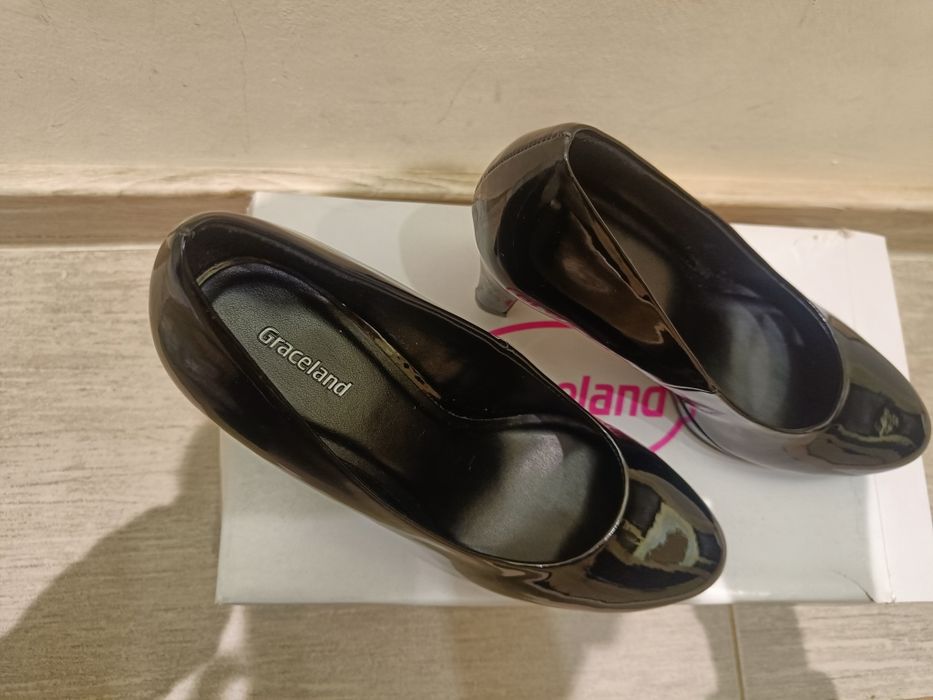 Чисто нови дамски официални обувки