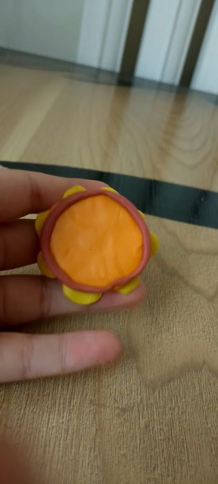 Фигурка веселого солнышка из пластилина ручной работы