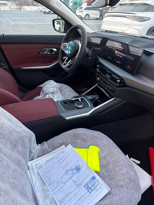 **BMW i3 35L 2025 Restayling

2025 yil

Natarus 

713 zapas hod 

6200