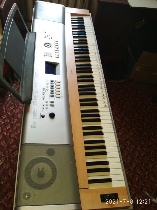 Синтезатор продам