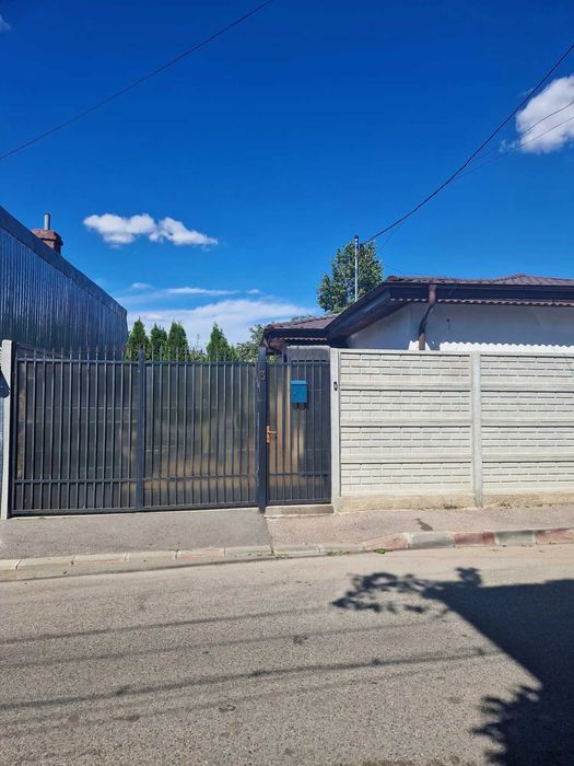 Vând casă Colentina+loc de parcare în curte