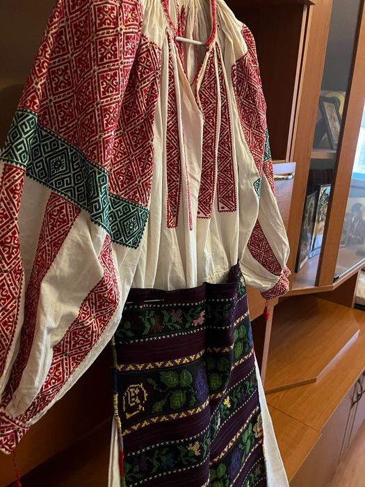 Vând costum popular autentic, vechi , dar în stare foarte bună.