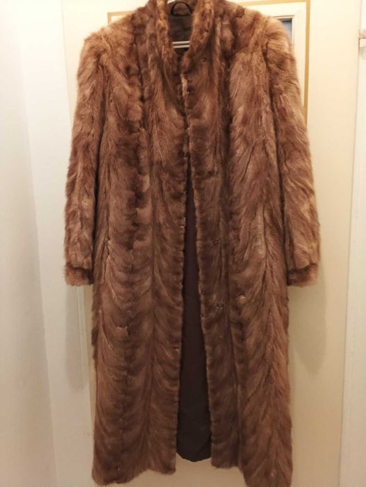 Продавам естественно кожено палто