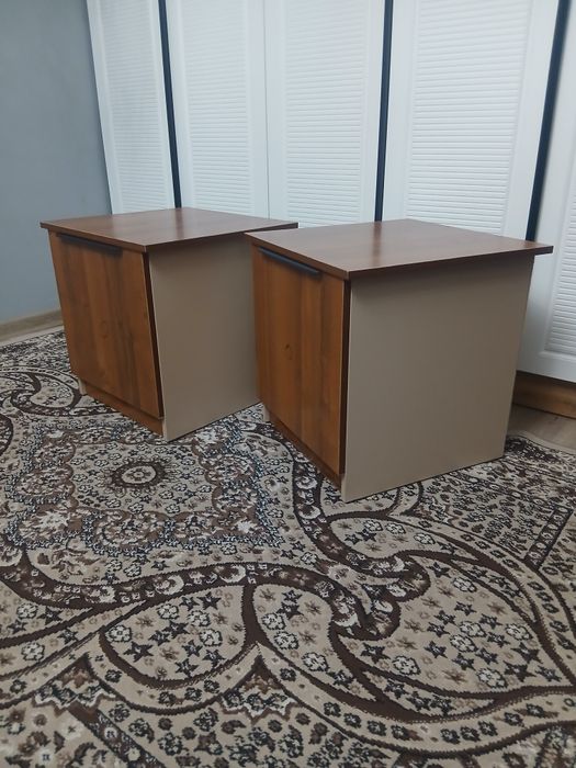 Прикроватные тумбочки.