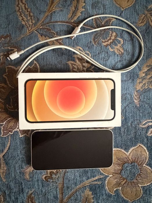 Apple iPhone 12 белого цвета